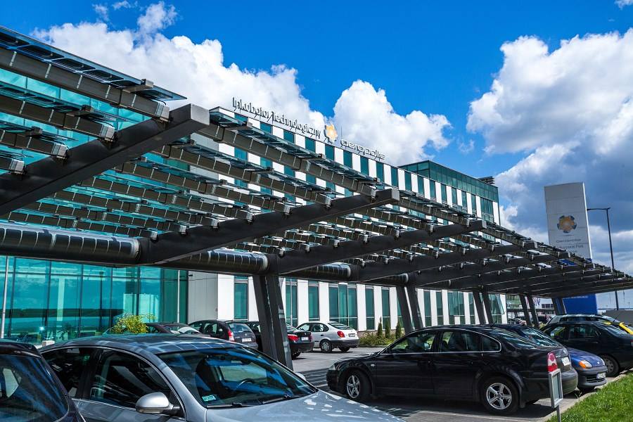 Panele słoneczne, instalacja fotowoltaiczna i stanowisko do ładowania samochodów elektrycznych w Aeropolis