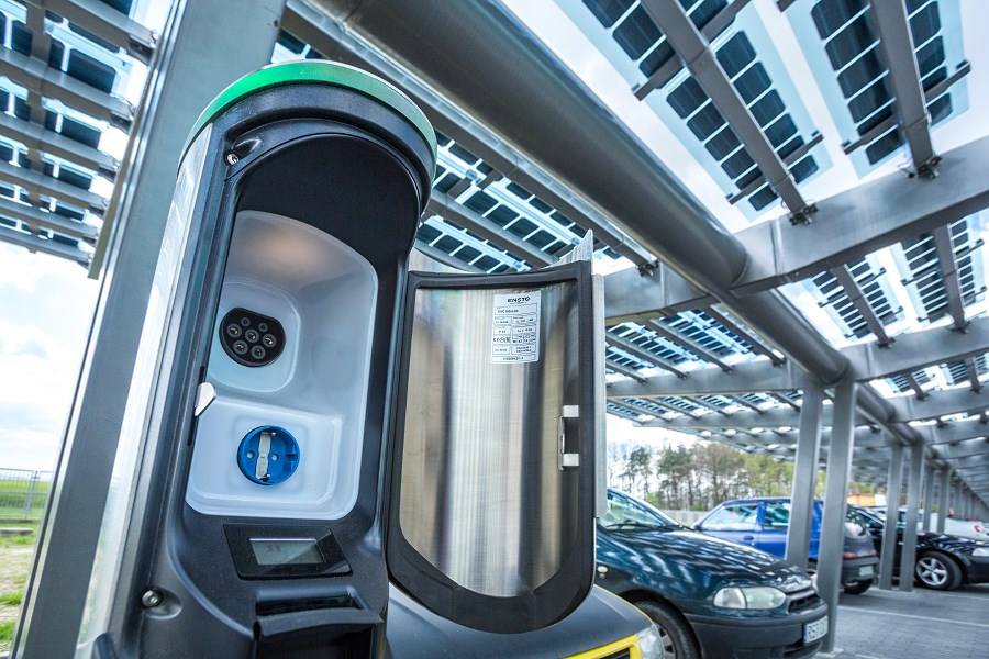 Panele słoneczne, instalacja fotowoltaiczna i stanowisko do ładowania samochodów elektrycznych w Aeropolis